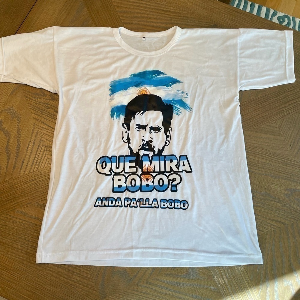 NWOT Messi novelty “Que Mira Bobo?” Argentina short sleeve shirt white